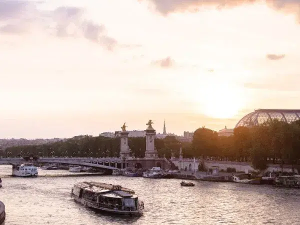 seine river cruise,bateaux mouche paris